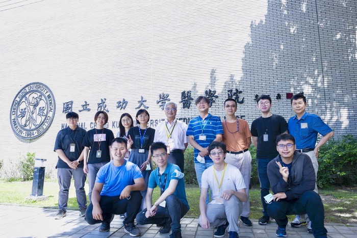 醫學院前單位合影